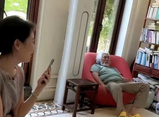 张纪中累坏了，精力比不了小娇妻杜星霖这么充沛，74岁的老人了，体力透支也是正常的