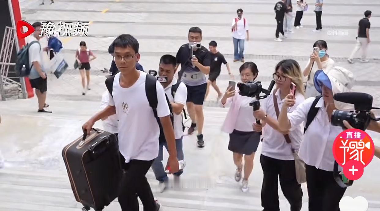 在华南师范大学读大二的唐尚珺被记者回访，直言自己不敢挂科，挂科会上热搜的[捂脸哭]