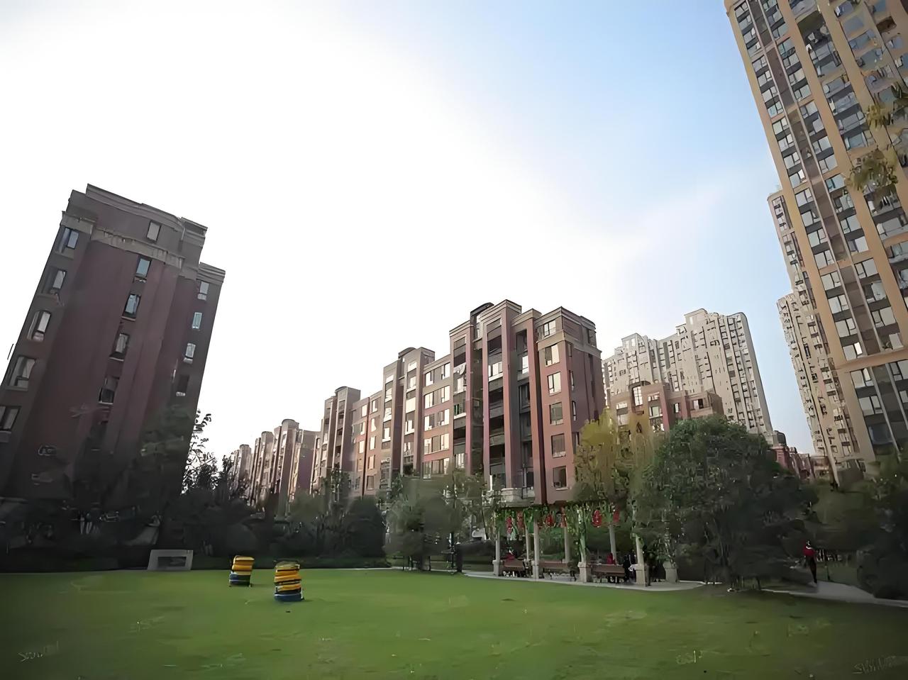 别死扛房价，未来大多数房源都终将砸在手里？结论先说：不是“大多数都砸手里”，而
