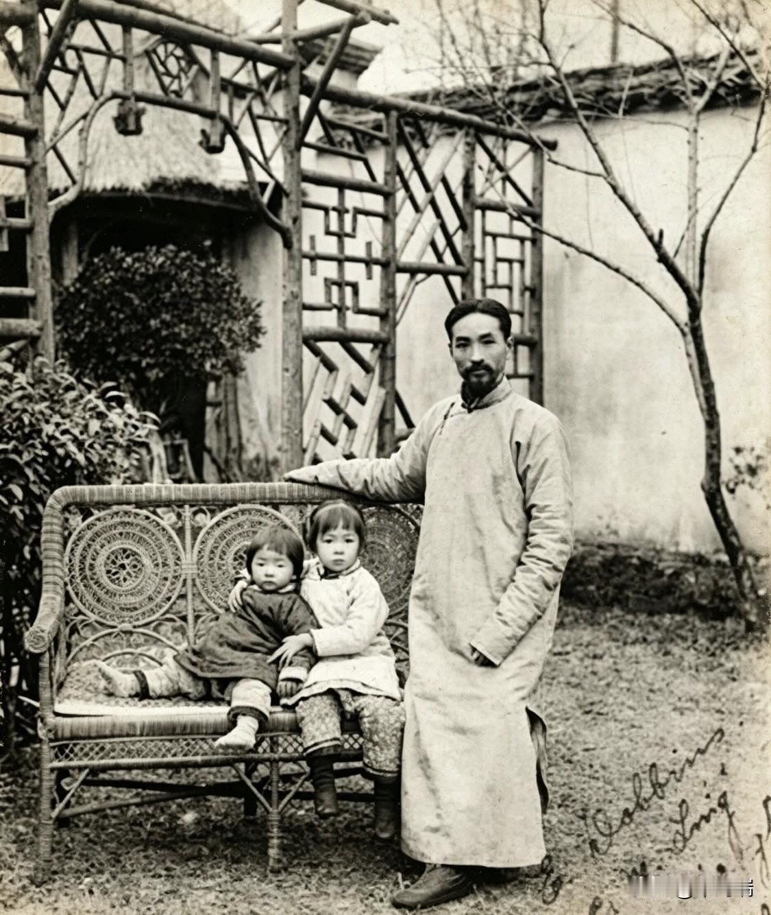 这张照片拍摄于1910年前后，地点是杭州蔡官巷林家老宅的庭院中。照片中站立者为林