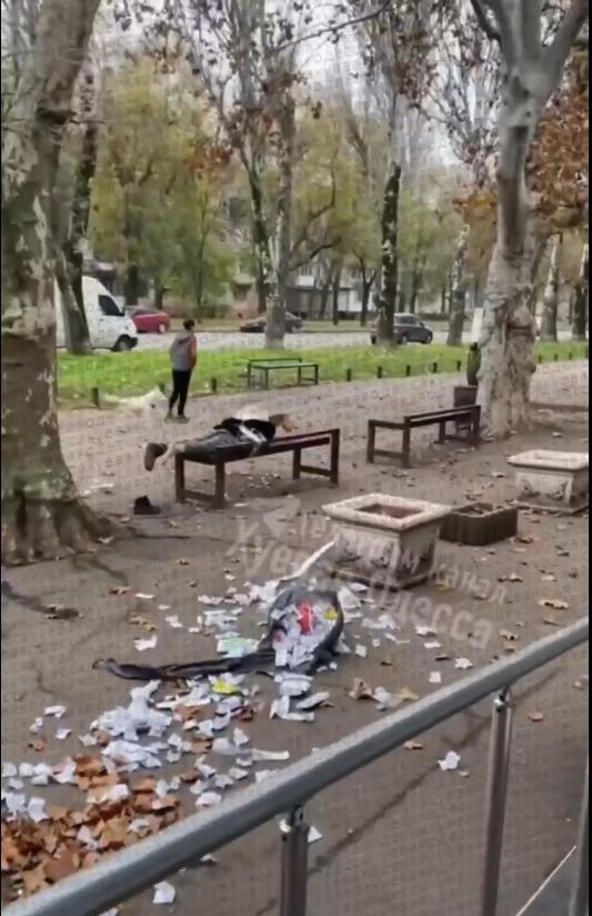 一名乌克兰小仙女在街上乱扔垃圾，遭路人劝阻后还不停撒泼、威胁要砸人家窗户，结果被