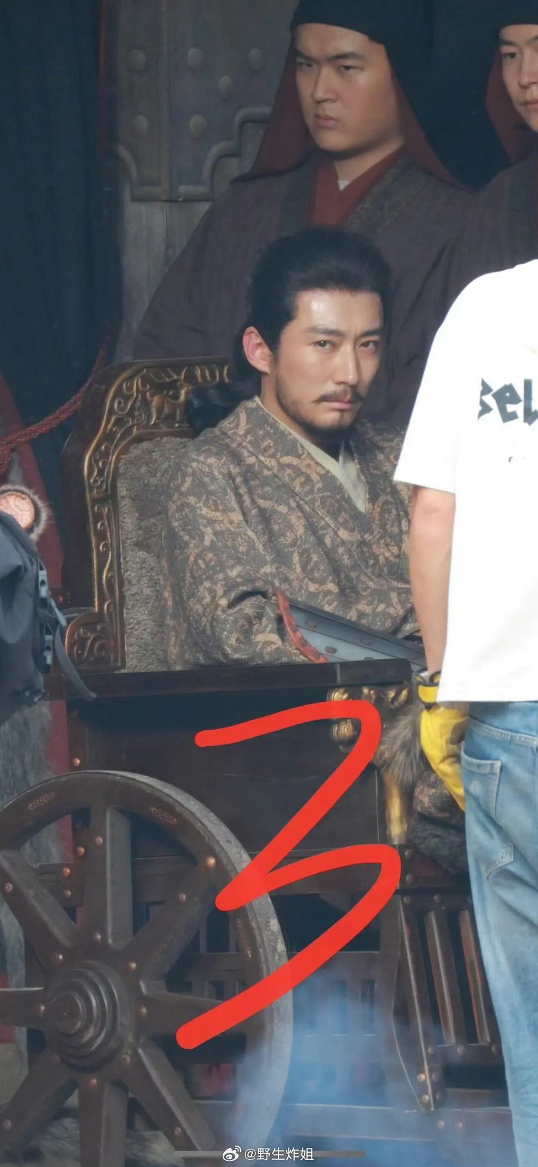 一起来看看刘学义在江山大同里面的妆造，身穿着古装披着皮草，有一种草原粗汉的赶脚呢