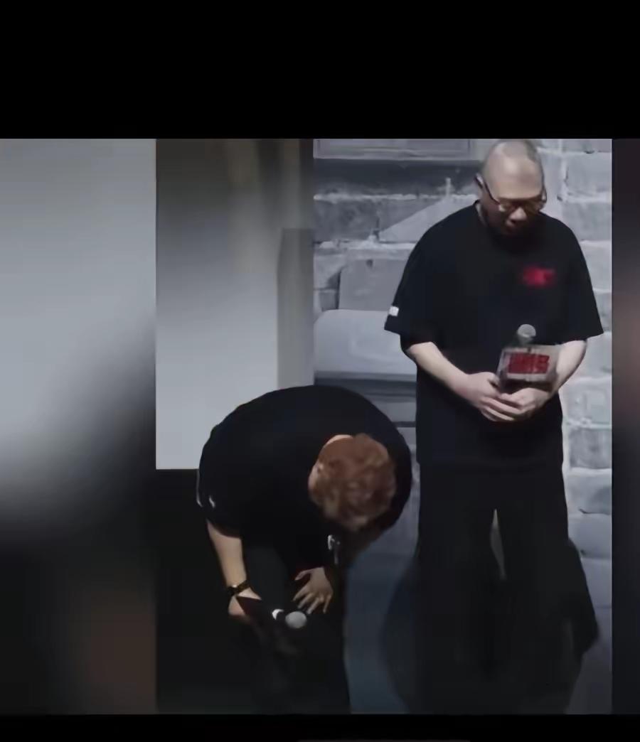我现在都被整迷糊了。韩红做慈善到底是真心的，还是在做秀。是自己掏钱，还是慷月捐人