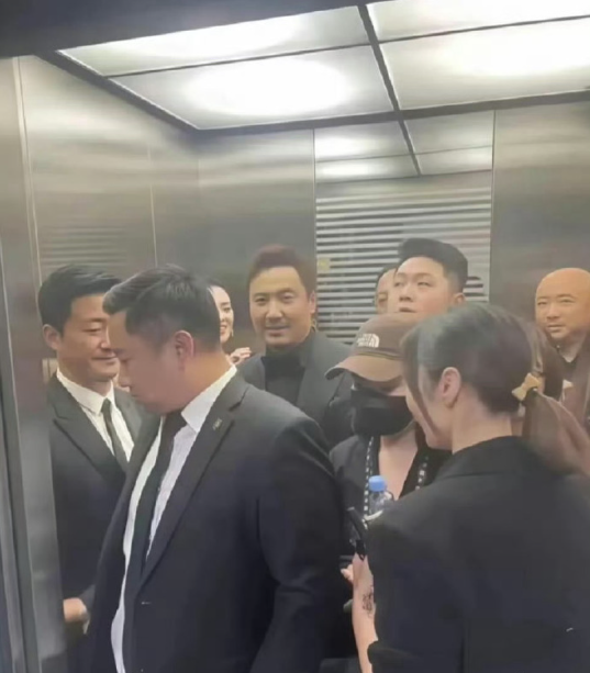 如果你进了这部电梯，你会说什么？​​​​