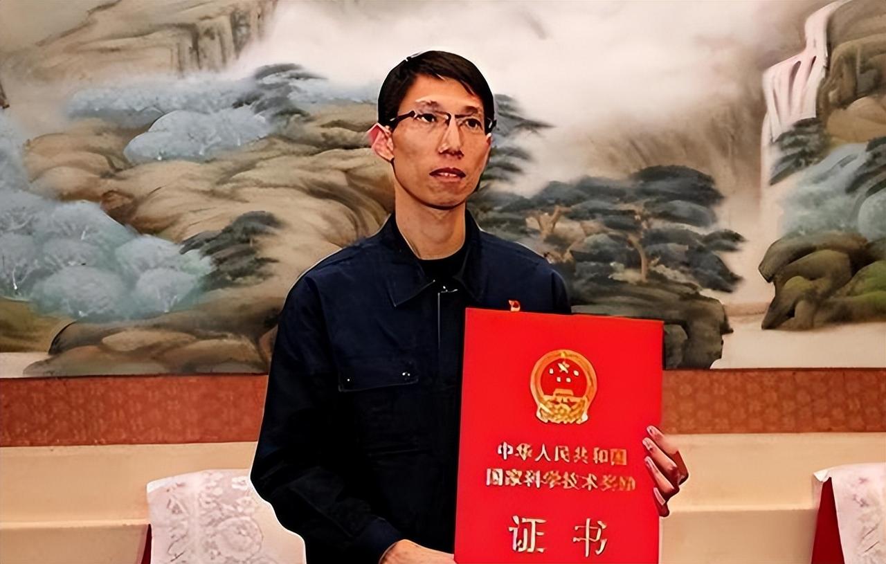 西方航空发动机绝密技术，被一初中学历小伙攻克，国家重奖800万！ 西方把这项