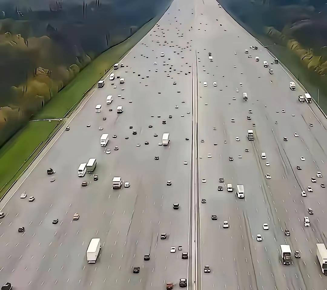 高速公路节假日堵车成了正常现象每当节假日，跑高速的人大大增加，但凡能在高速上