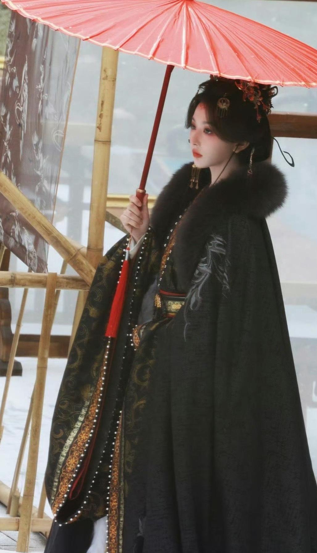 孔雪儿撑伞古风神图出圈！黑红配色太绝，清冷贵气直接焊在脸上孔雪儿又凭一组古