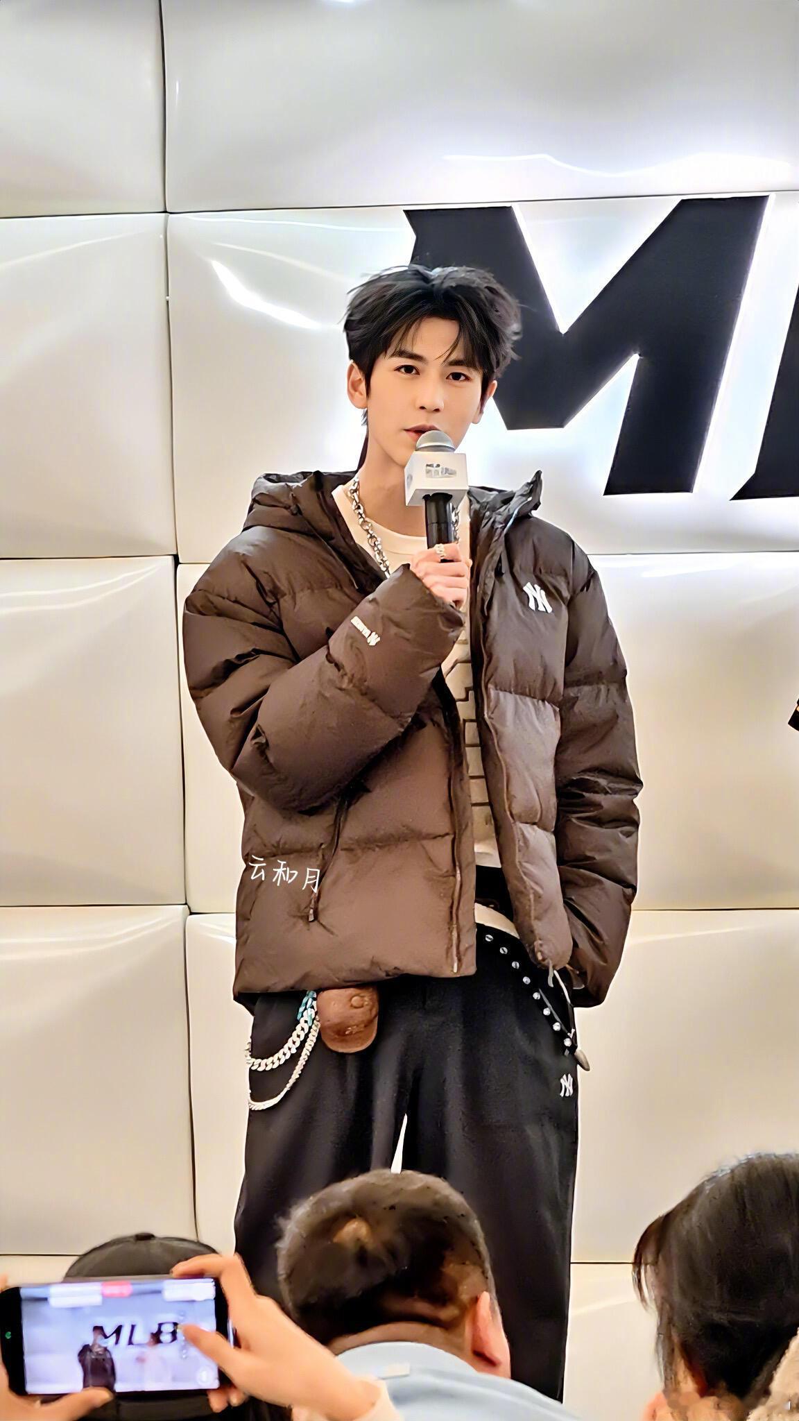 张凌赫轻轻松松把羽绒服穿出潮男感，一说起东北话：老弟老妹儿们好，瞬间接地气了！！