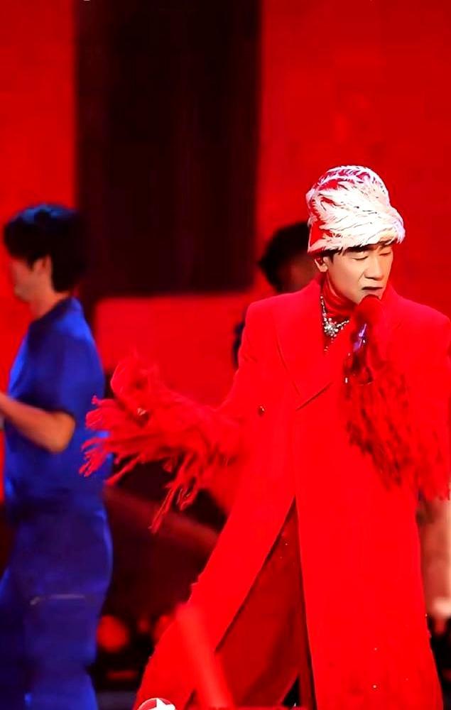 别再提山鸡哥了，陈小春的江山，根本不是靠兄弟打下来的。他后台硬得你都想不到。