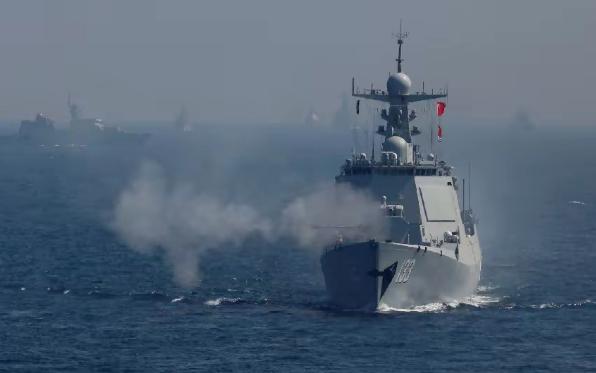 你做初一，我做十五！日舰过航台海三天后，052D冲向横当水道日本军舰前脚刚在