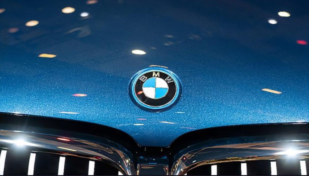 宝马中国宣布对旗下31款车型进行大幅降价，最高降幅达30万元，此举引发市场热议。