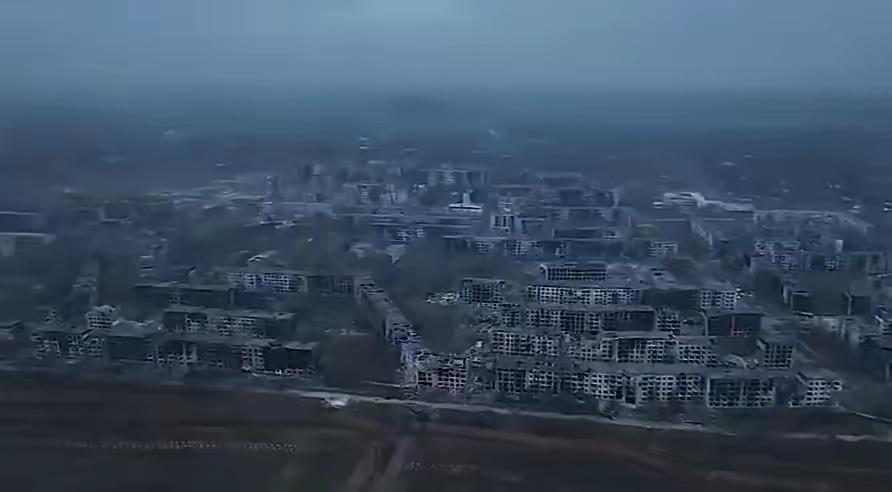 曾经的战略要塞红军城，如今满目疮痍，被炸得断壁残垣，完全不适合居住了。泽连斯基