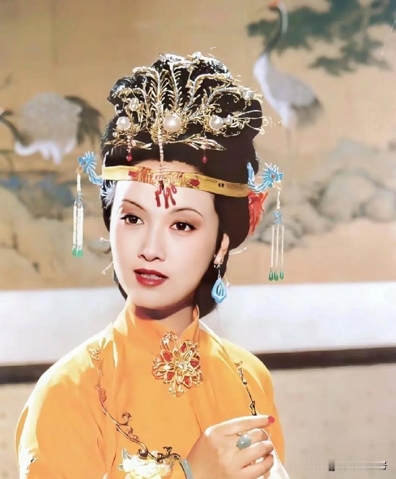 王熙凤做过一个怪梦：有人来找她要一百匹锦，说是“咱们家的娘娘”打发来的，但又不