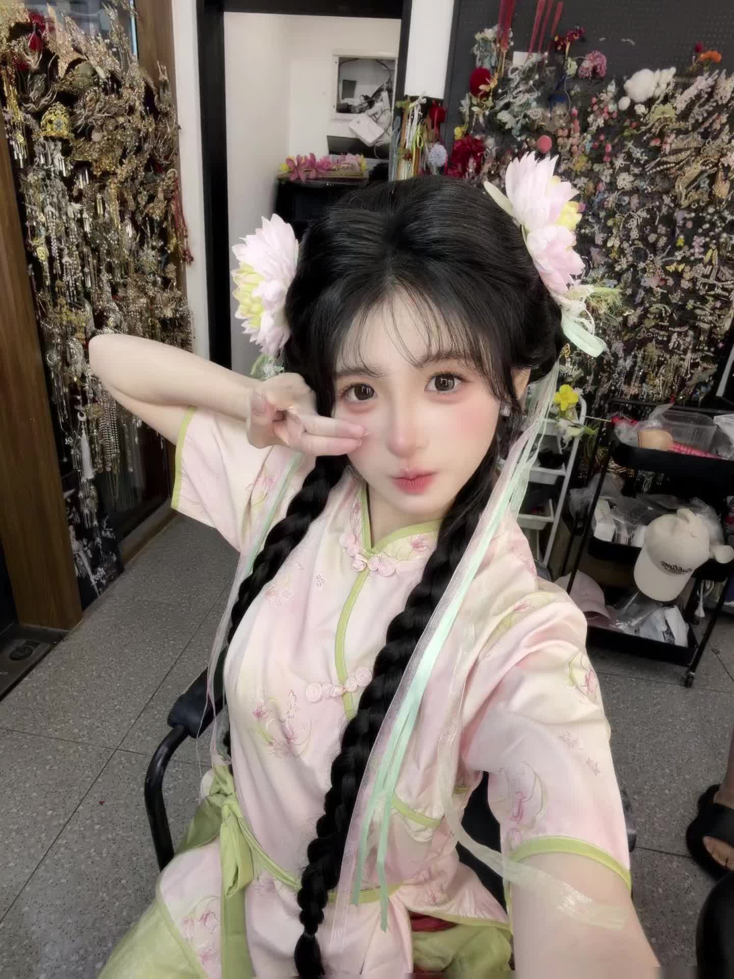 “你送的胭脂扣是我的心头忧”