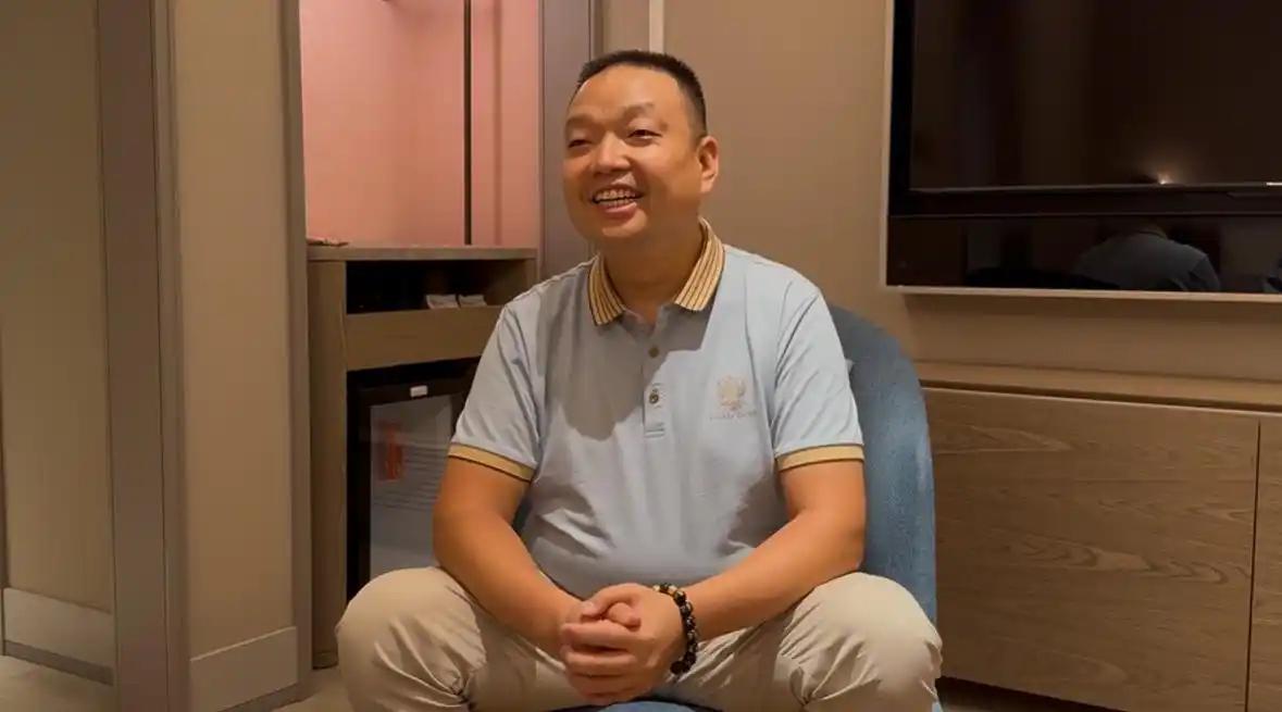太好哭了！千万富翁找了33年妈，见面就带她去体检，33双鞋垫看哭人云南巧家县