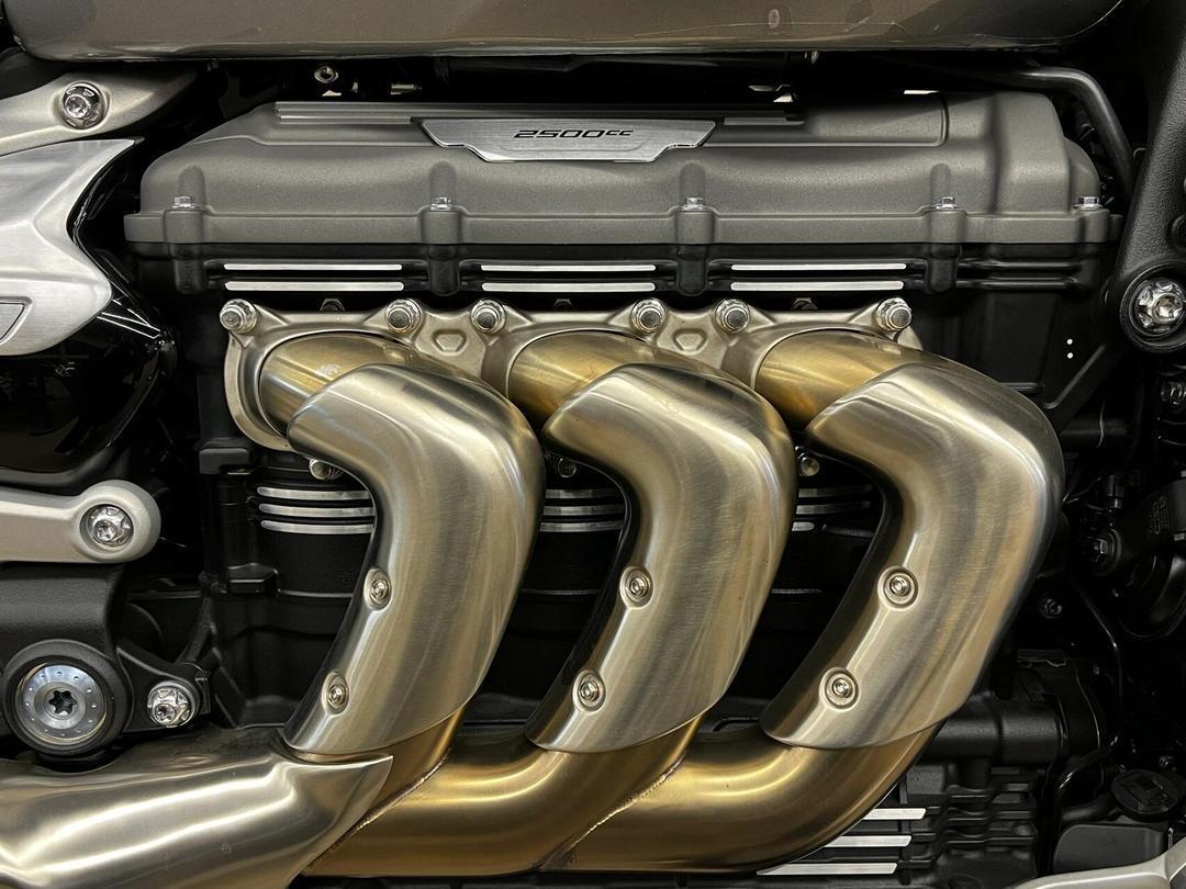 这就是张雪异于常人之处，连三缸“异类”都被他驯服！还在16000转不抖，彻底撕碎