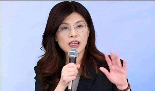 卢秀燕当初死活不接党主席，各方劝了都没用。这下好了，7月25日全代会马上就