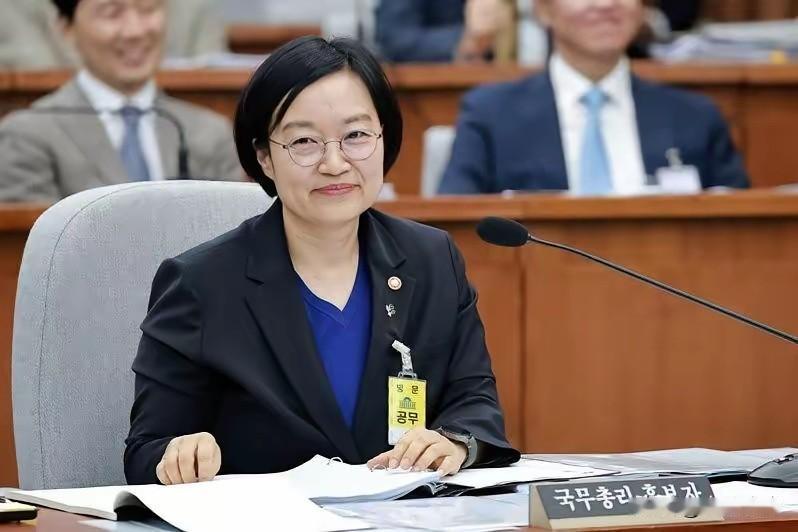 李在明钦点，韩国迎来一位女总理，对华态度出乎意料日前，李在明正式颁发任命状