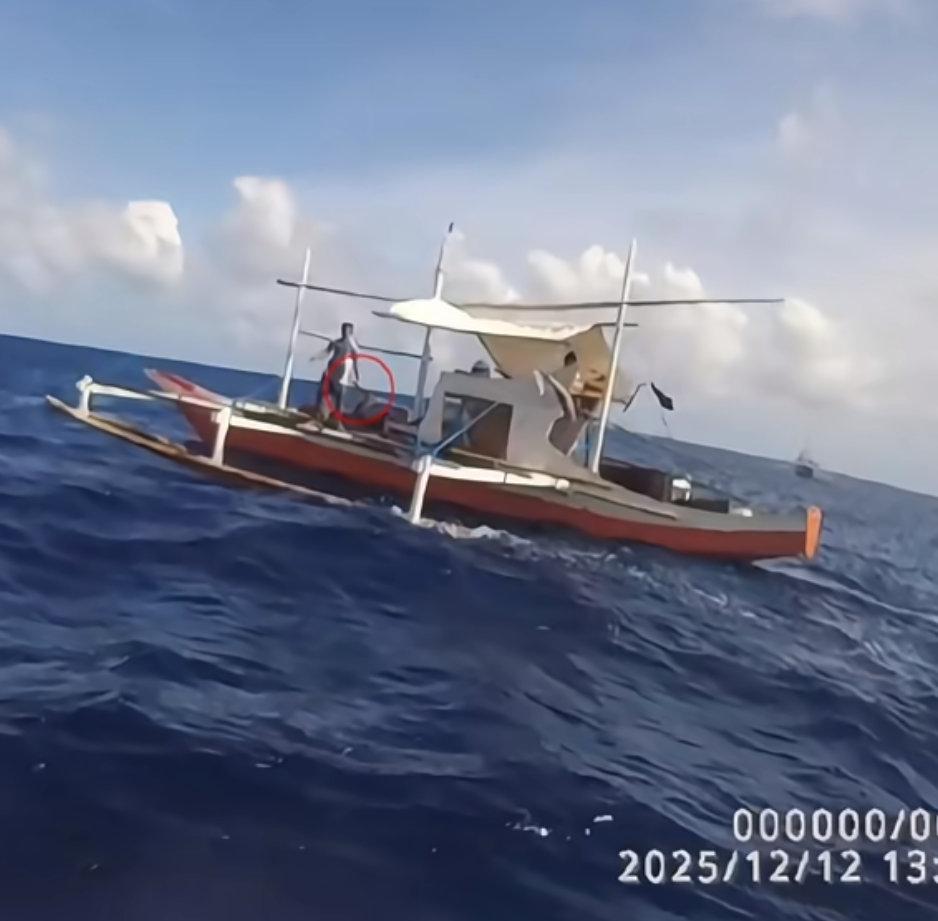 菲律宾完全不考虑后果，居然在非法侵闯仙宾礁过程，面对正常执法的中国海警，直接拿出