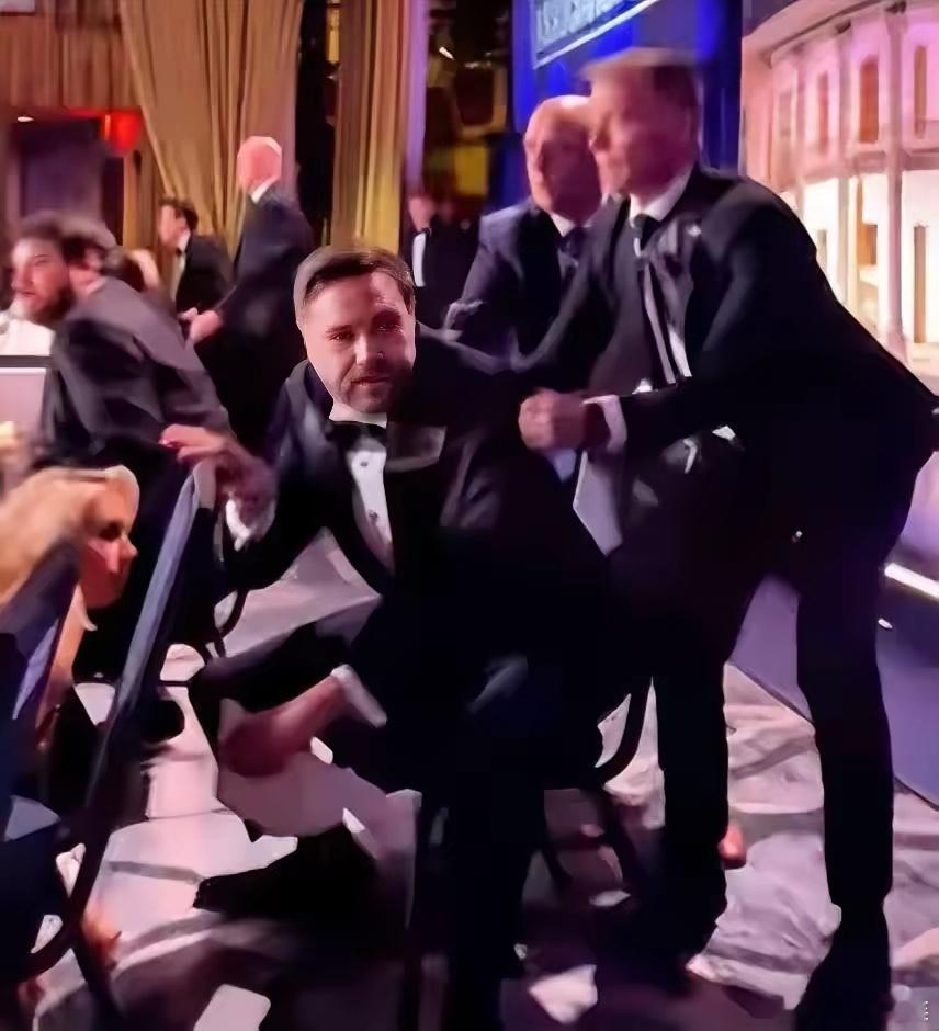 这不是让万斯丢人吗？白宫记者协会晚宴枪击发生后，特勤人员迅速保护特朗普夫妇撤离，