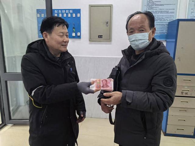 万元现金遗落公交！驾驶员拾金不昧暖心事迹