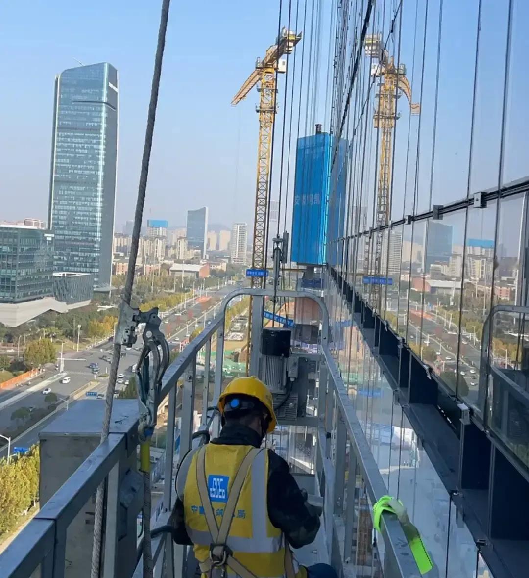 老周干了十五年监理，公司突然说干到年底就散伙，明年春天没通知就算自动离职，工资只