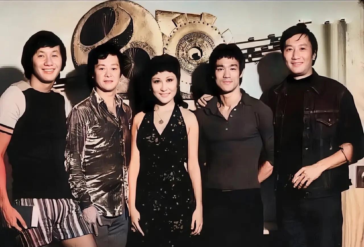 1972年，众星璀璨定格瞬间。李小龙精悍，谢贤不羁，丁佩明艳，小麒麟豪迈，许冠杰