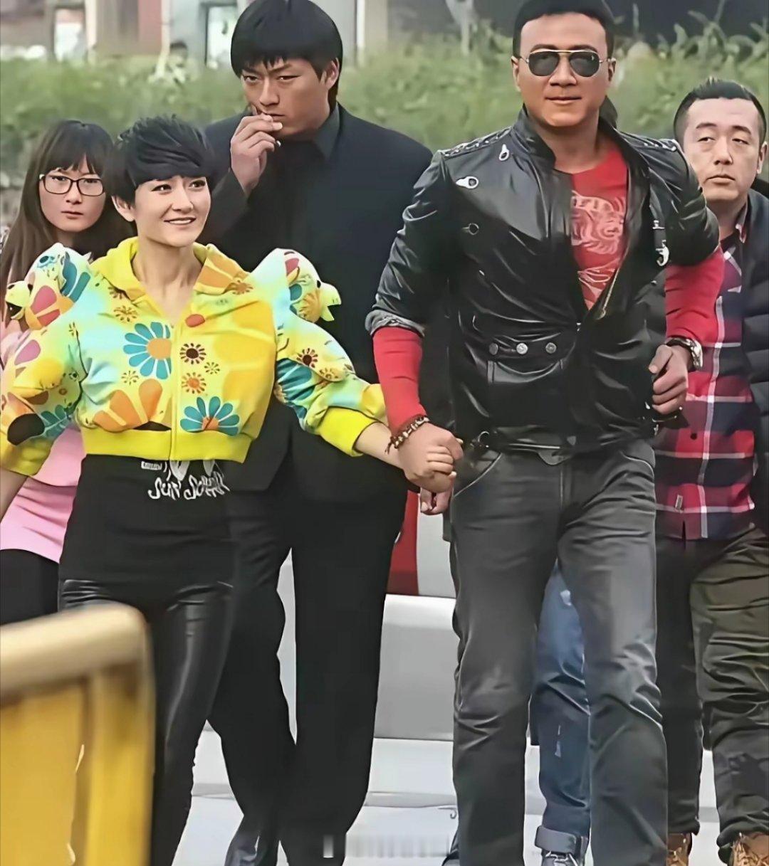 胡军手里拉着的美女，是周深+李维嘉+谢娜结合体吧？