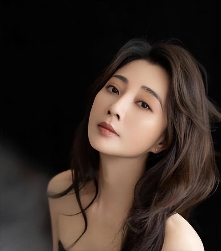 2017年，殷桃在家里帮妈妈摘菜时，妈妈看着殷桃，突然来了一句直白吐槽：“你看我