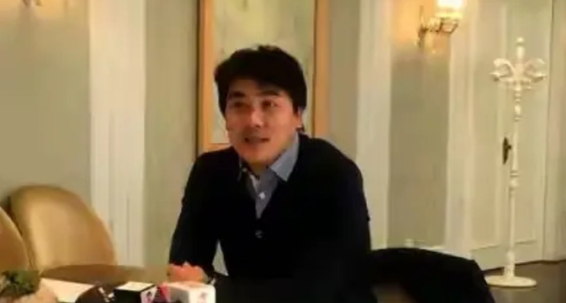 李明担任总经理至今已经将近九个赛季，换掉八位主教练，拿到一次足协杯冠军，联赛最好