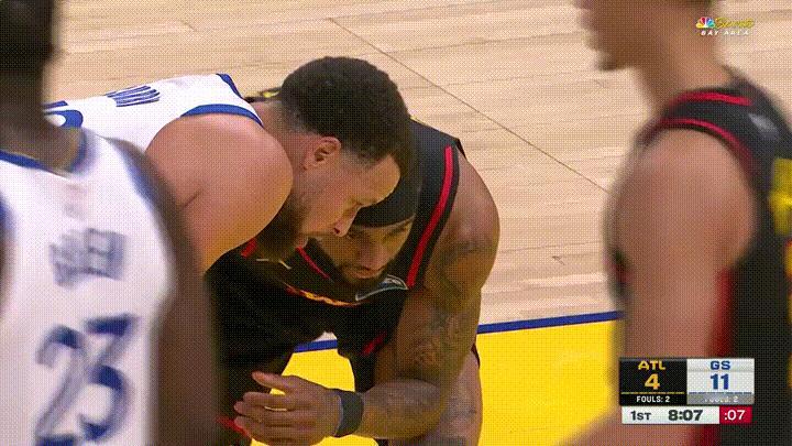 勇士当家球星库里不愧是三分球的代名词！在今天勇士主场迎战老鹰的比赛中，当时比赛进