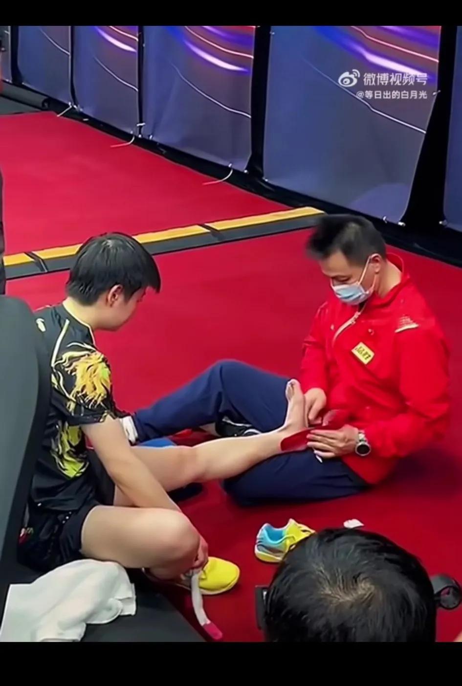 看着沙宝脚受伤了好心疼[哭哭]他真的在拿命在为祖国而战脚颈那块都是於青的运动