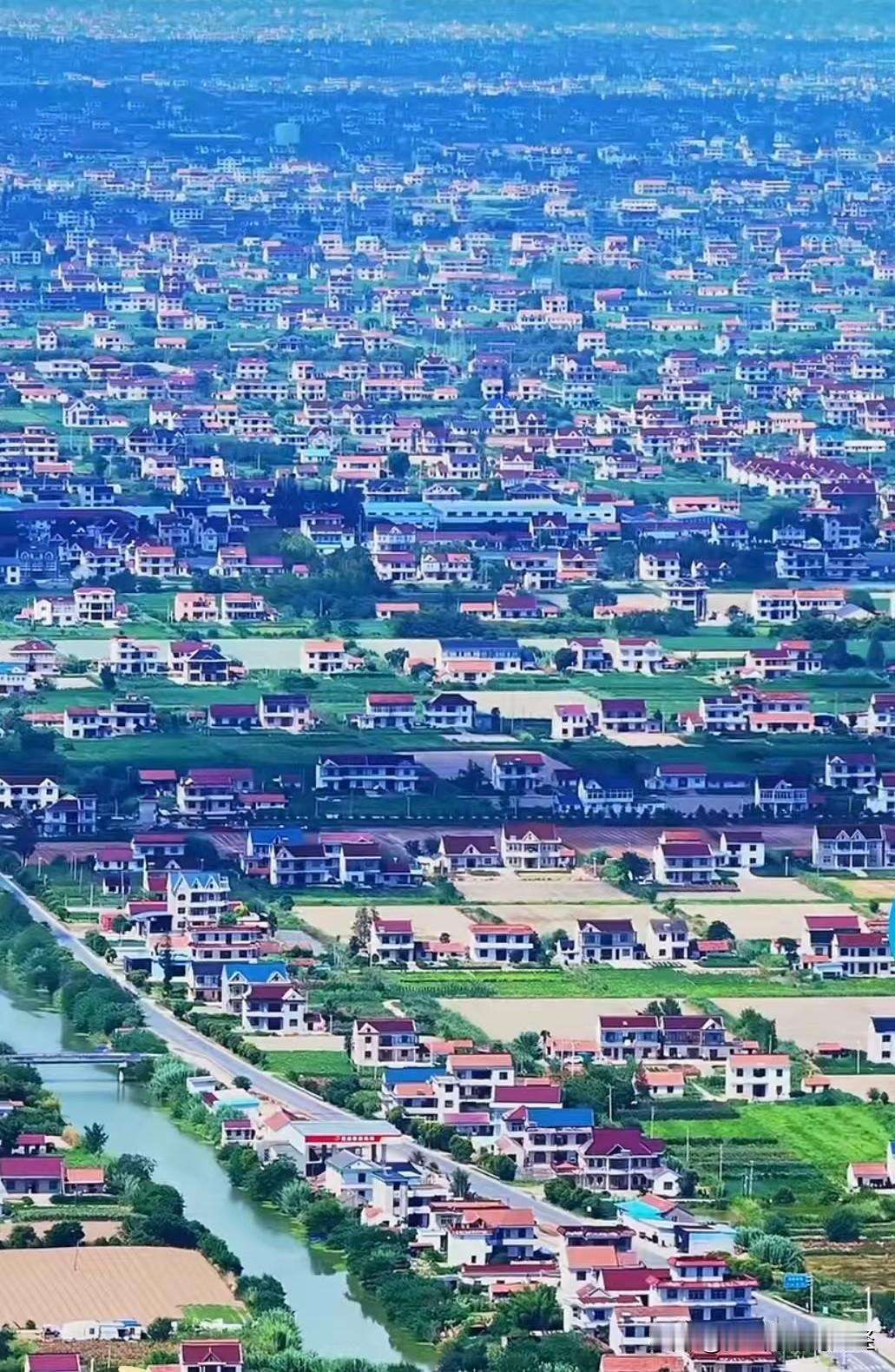 上大学之前，以为全国的农村都和南通农村一样，家家户户临街而建、整齐排开，屋后一块