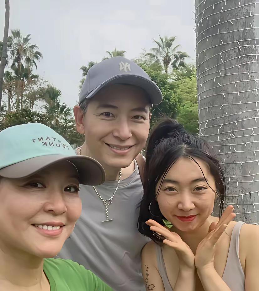 2020年开始，戴军定居泰国清迈。过春节基本也不回国，2026年春节还邀请李静