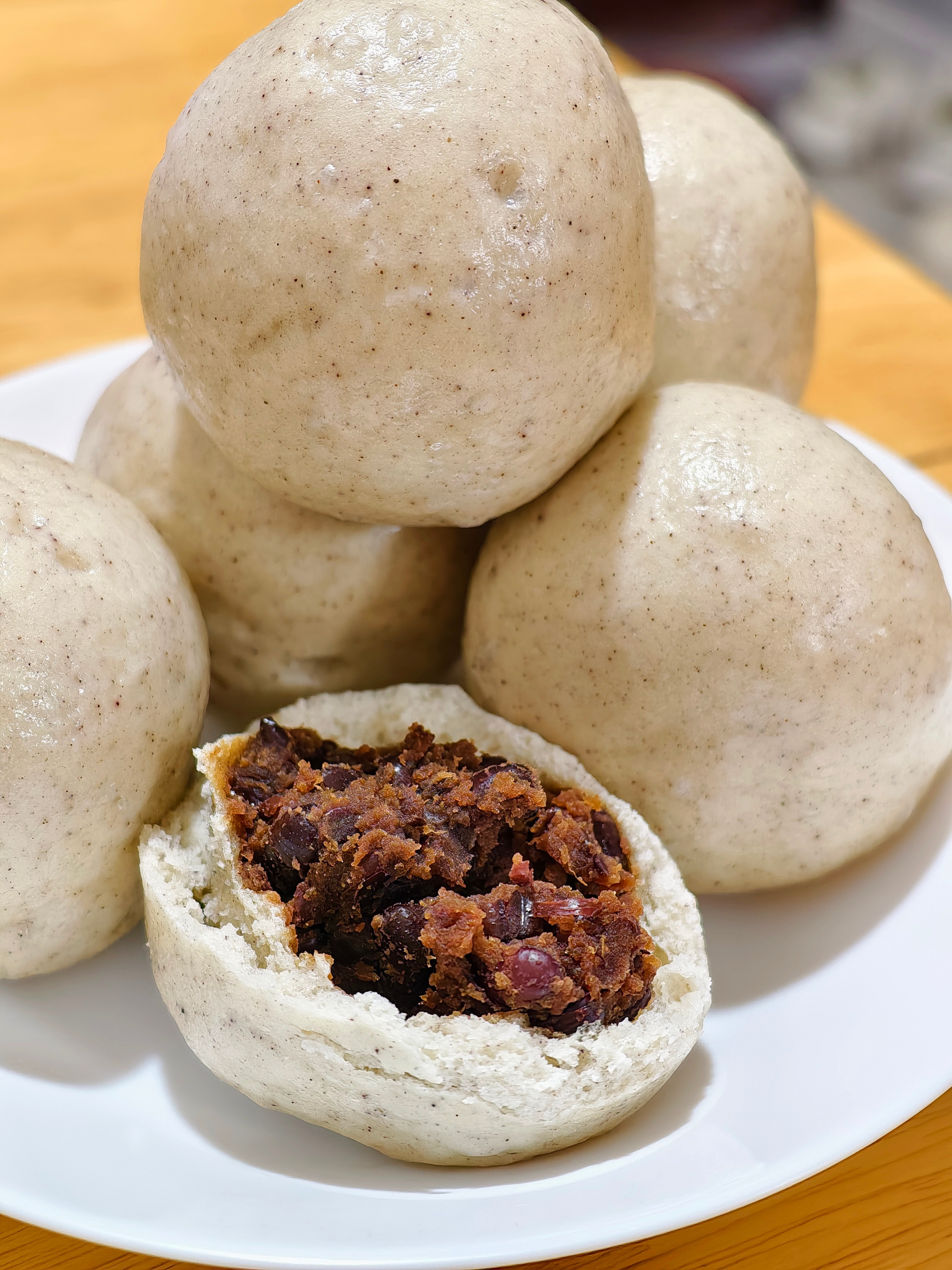 本来吃饱饭了但是朋友送了一袋子红豆包。。。又吃了一小口[吃瓜]​​​