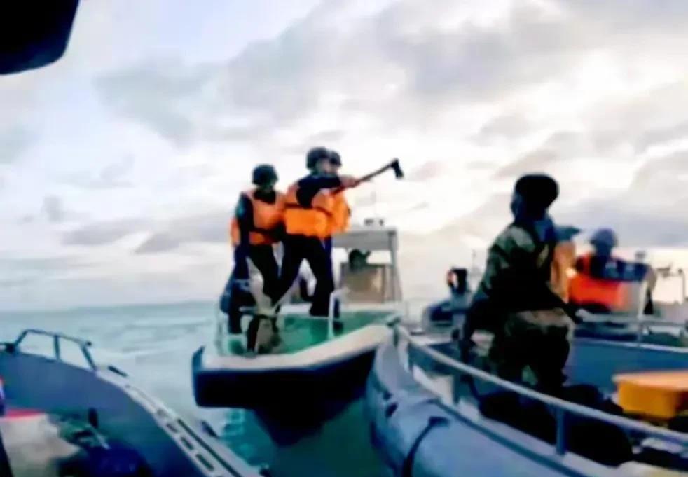 央视今天首次曝光：中国海警拖离菲仁爱礁侵权船只！先是八一建军节，央视《攻坚》专