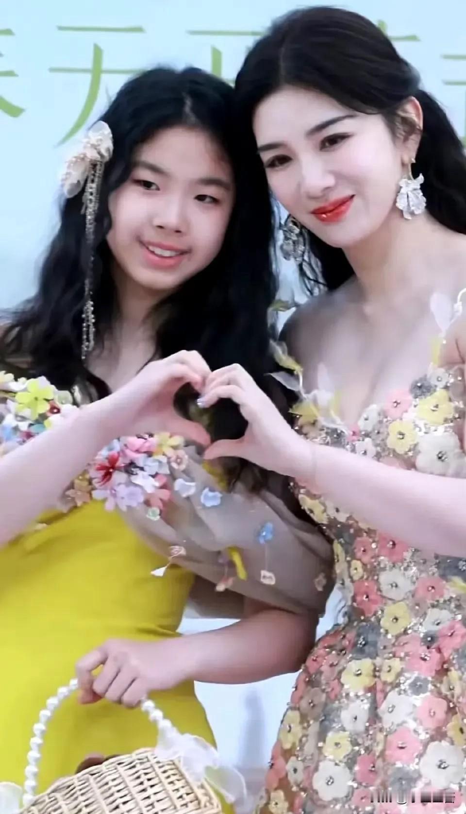 明星家的丑孩子，扎堆进娱乐圈了[捂脸哭]黄奕女儿黄芊玲，今年12岁，在英国女子