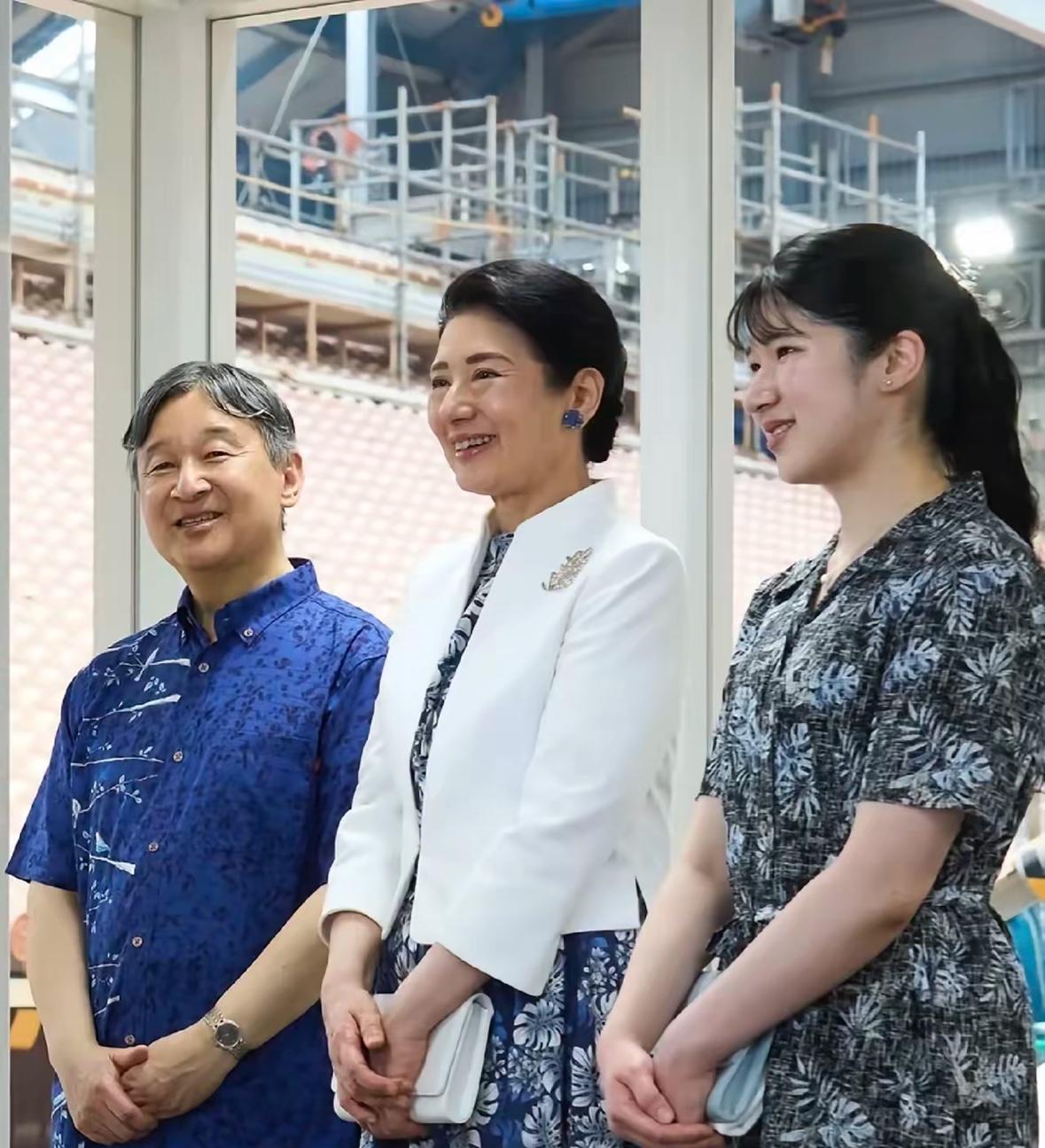 这是德仁天皇和雅子皇后，以及爱子公主的同框照，一家三口，温馨感十足。年轻时的