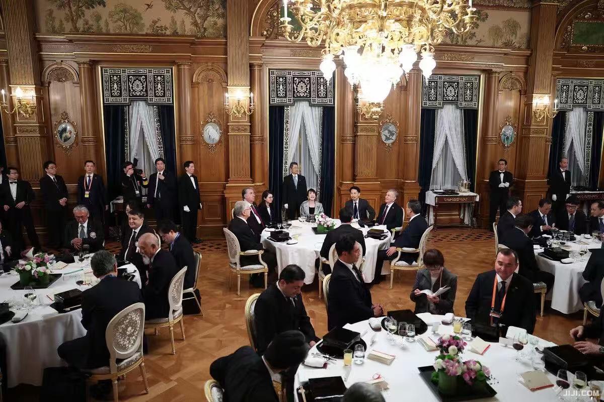 看到中亚五国现身日本，心里还挺不是滋味的，是我们不够强大，还是我们太仁慈了？