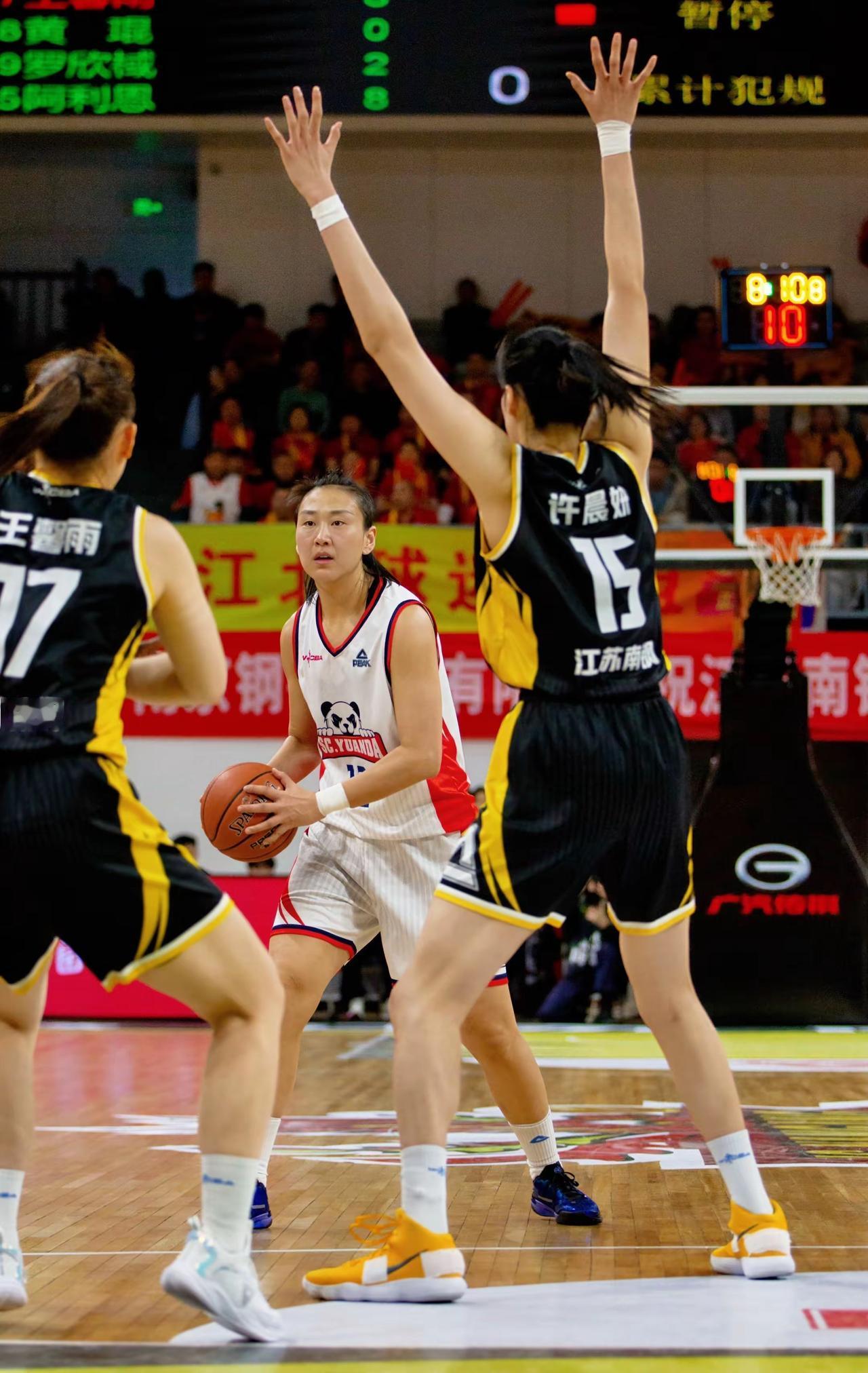 四川女篮在跌宕起伏与困境中向上攀登着。WCBA常规赛已过半，四川女篮碰完了所