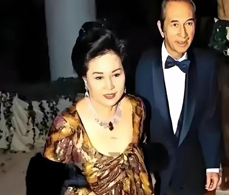 二房蓝琼缨当年拼命抢家产，就盼着子孙满堂、香火旺盛。可结果呢？五个孩子，要么不结
