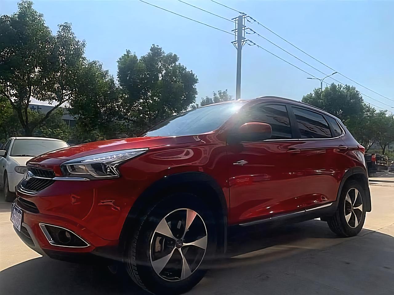 奇瑞瑞虎7在国内有1.5t和2.0升两个版本。也有手动挡和自动挡。手动挡车型的特