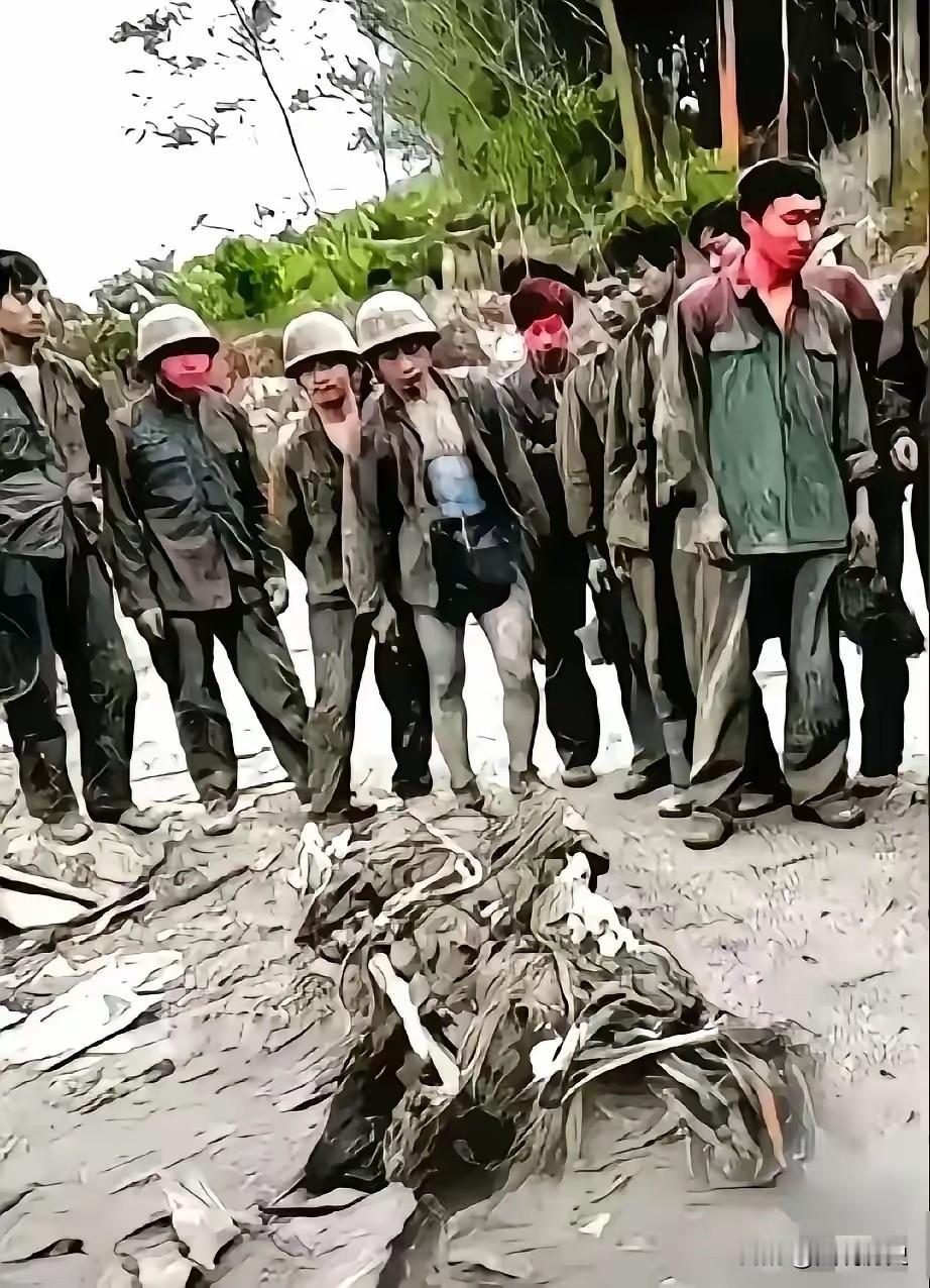 老山前线这张珍贵老照片拍摄于上世纪80年代的老山前线。老山战役激战正酣，一处