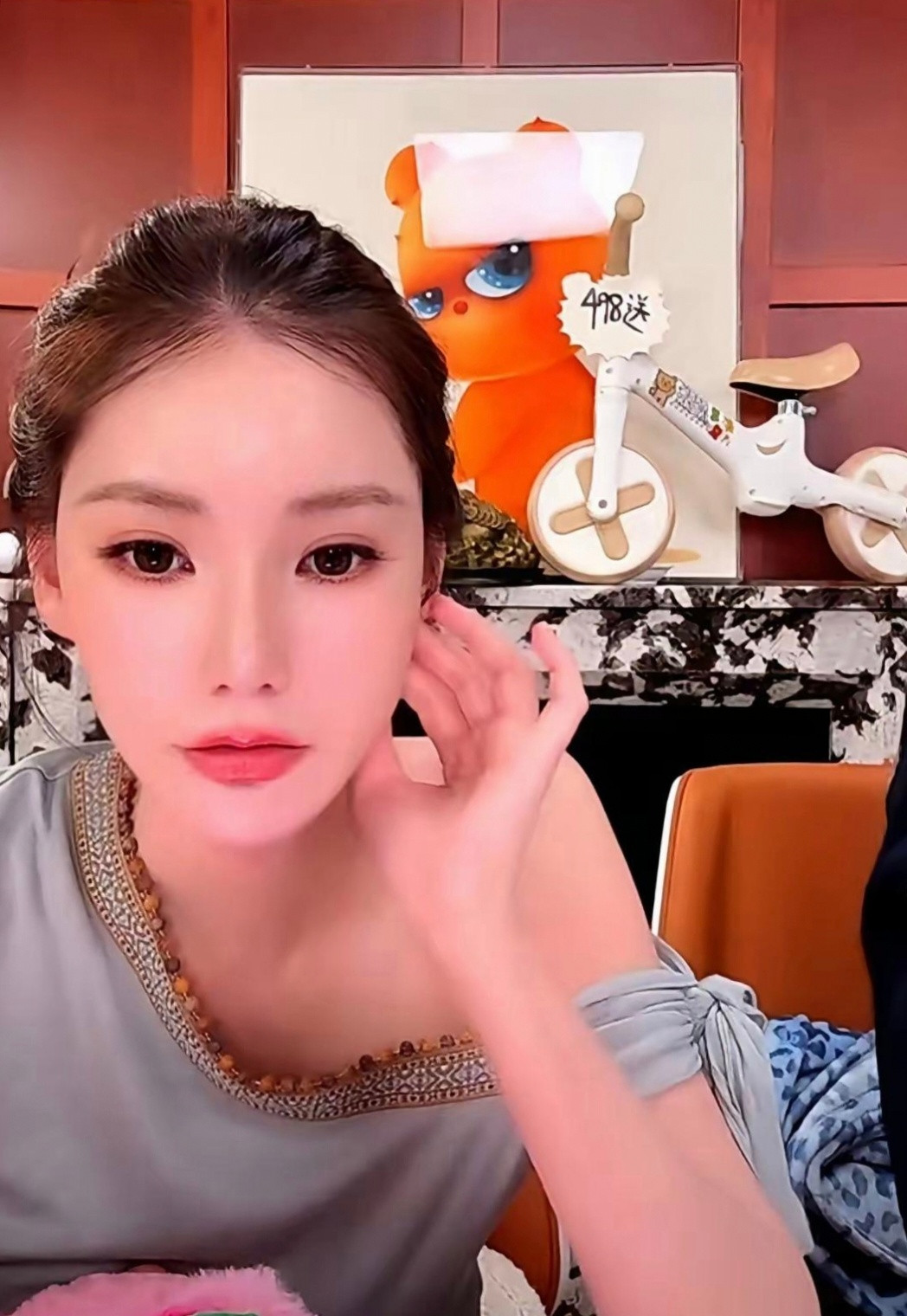 马筱梅直播间，弹幕刷疯了。满屏都在说一件事：留下小杨阿姨，让她去照顾小玥儿和小霖