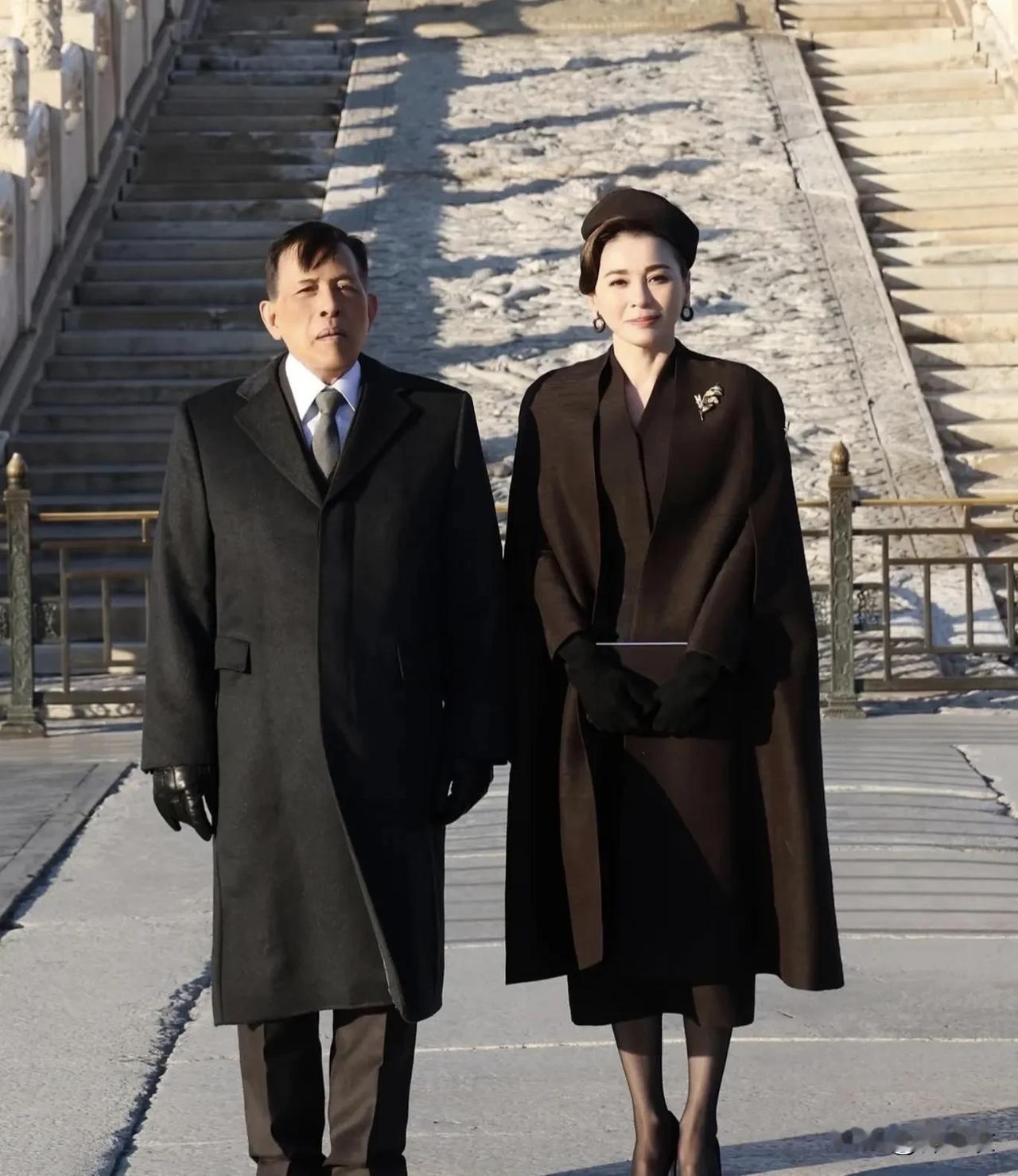 苏提达王后做了8年的空乘，还曾经担任皇家卫队的教官，所以她的礼仪与身体素质都是杠