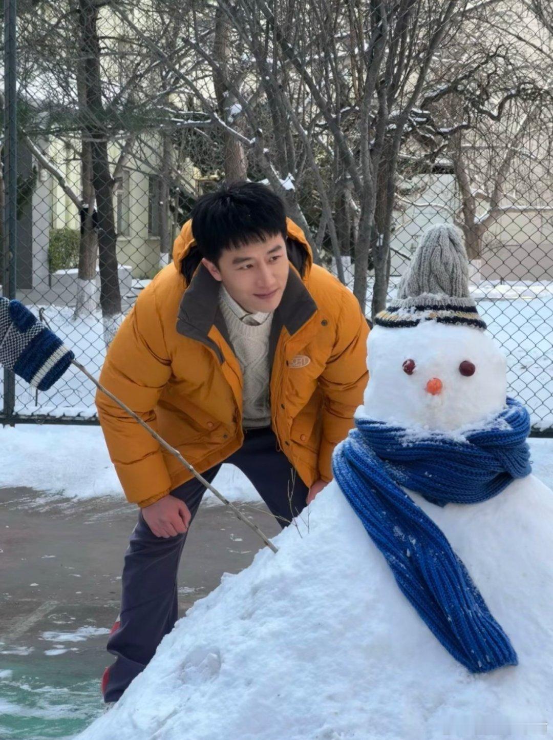 黄轩分享的一组日常～“一下雪就好像回到童年😊恩。。不是回到，就在童年里”