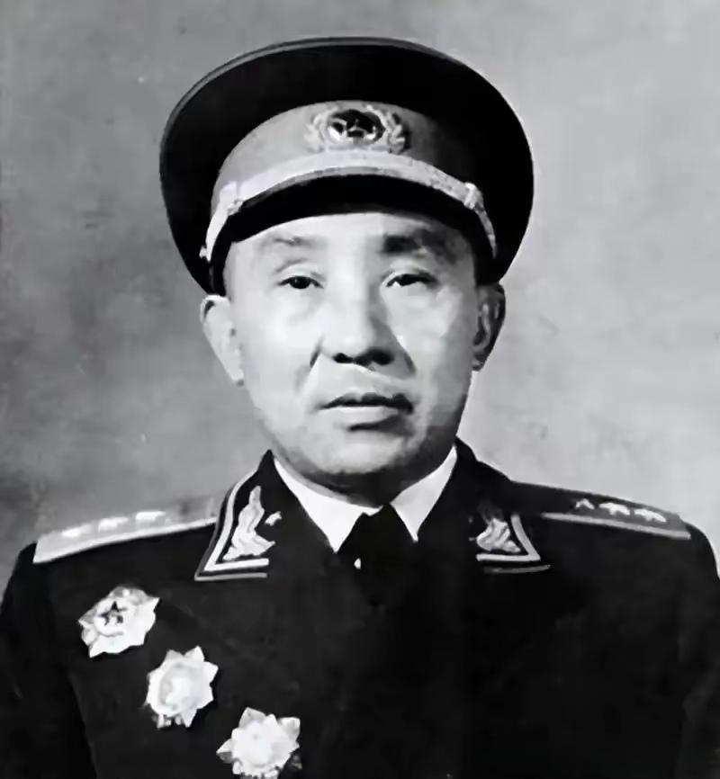 1958年，李聚奎重返军队，罗荣桓请示毛主席该授何衔。主席沉吟片刻后，说：“以他