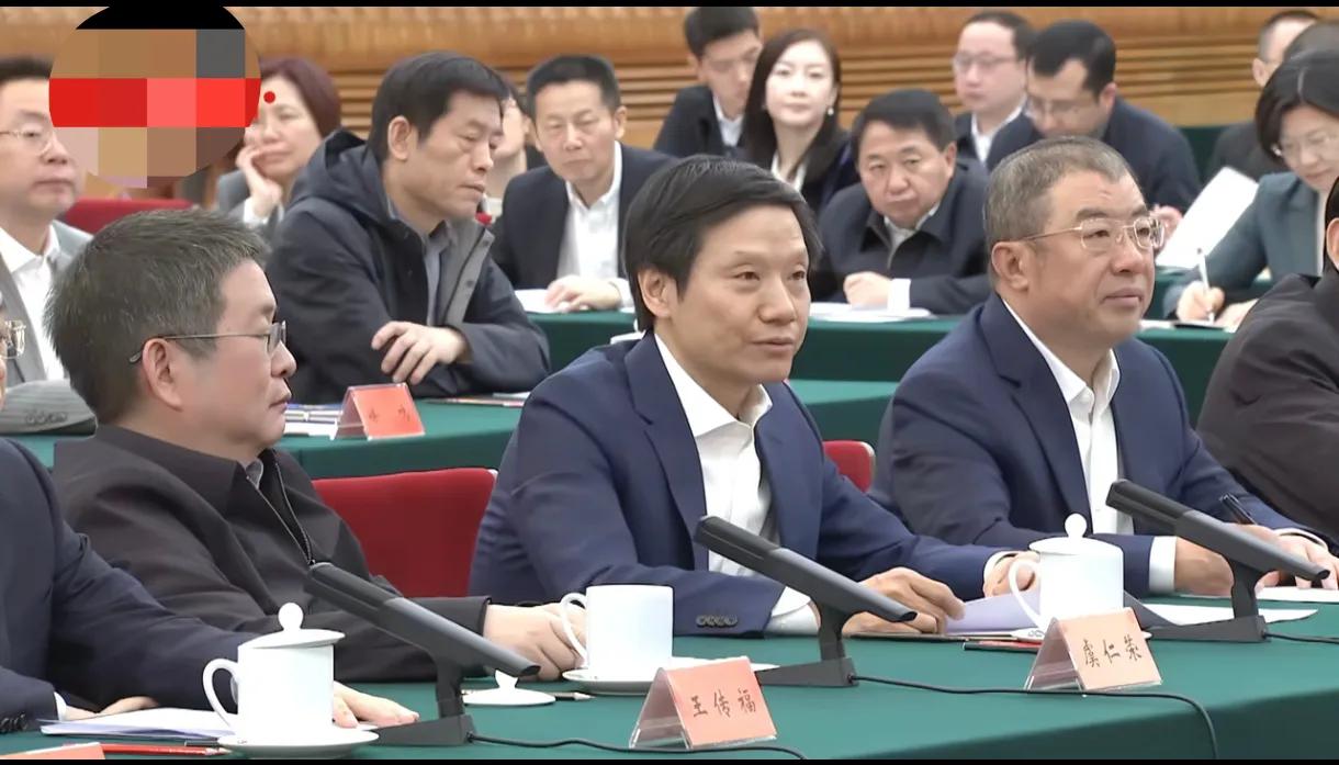 昨天小米创始人雷军还在参加民营企业座谈会呢，他的手下小米总裁卢伟冰悄悄的就宣布了