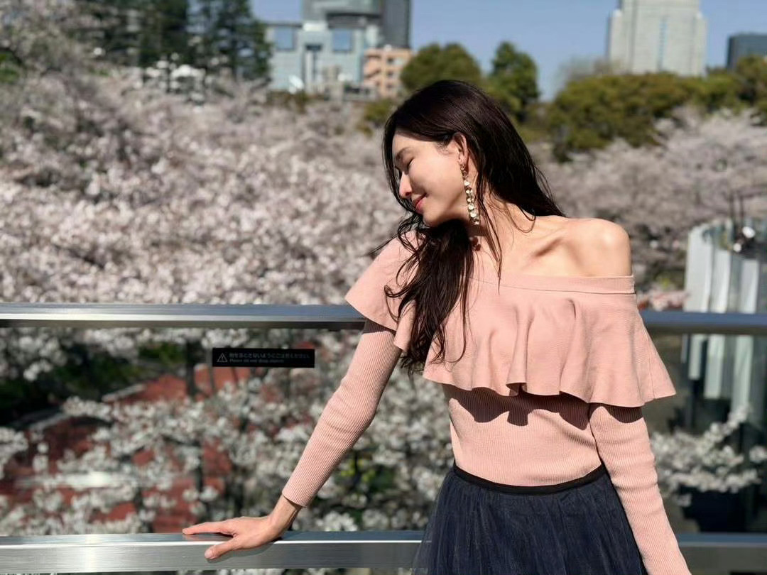 林志玲温柔的底色是善良时隔许久再同框，还是熟悉的温暖模样。节目里温柔开导、相处时