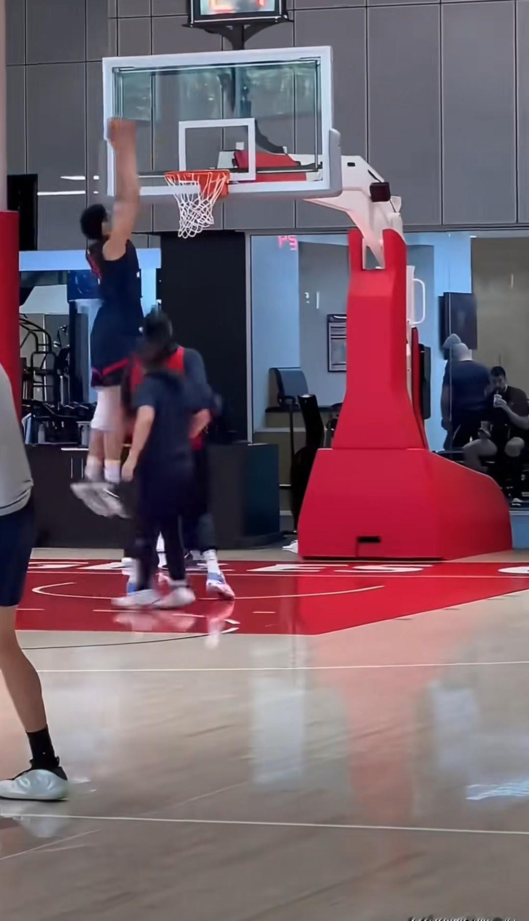 哈登用一场训练，就给他喂出了3个空接。这不是教学，是重建。祖巴茨太慢了，慢到